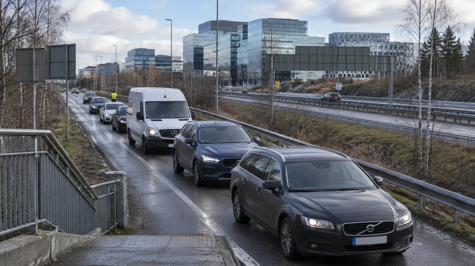 Trafikstopp på E4 vid Kista när sjukvårdshelikopter landade