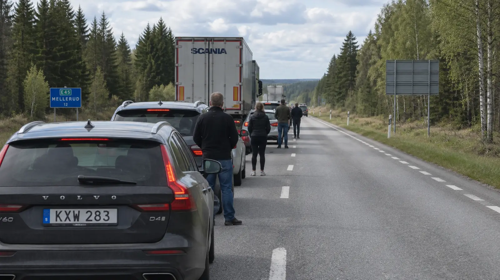 Väg 45 stängd norr om Mellerud efter gasläcka från lastbil